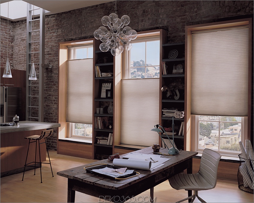 Moderne Leuchten und Fenster für ruhiges Home Office
