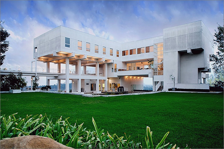 Moderne futuristische Villa bei 15210 Antelo Pl, Los Angeles