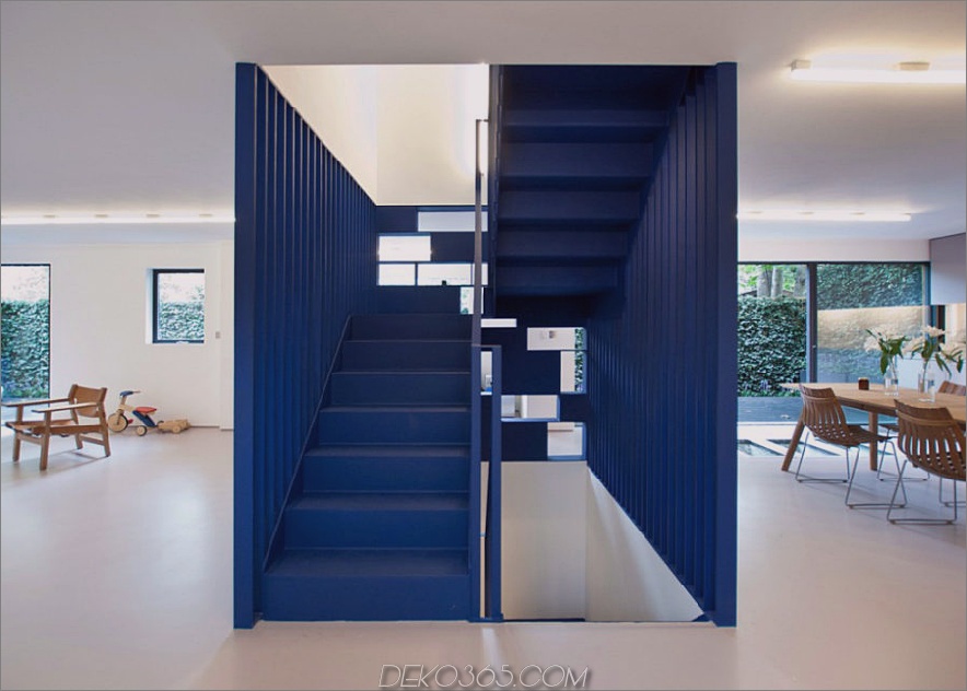 Blaues Stahltreppenhaus mit einem Bücherregal