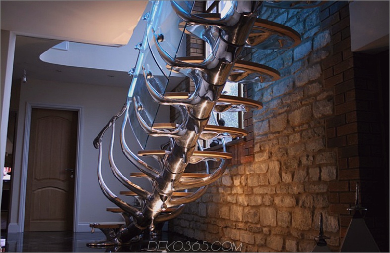 Skulpturales Treppenhaus mit Glas- und Holzdetails