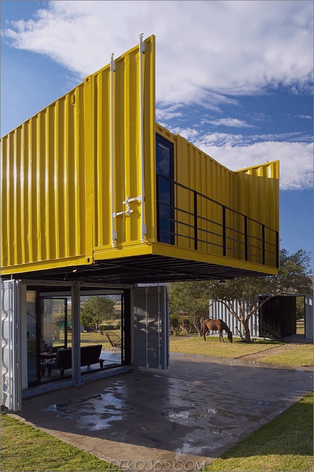 11-house-4-shipping-container-1-guests.jpg