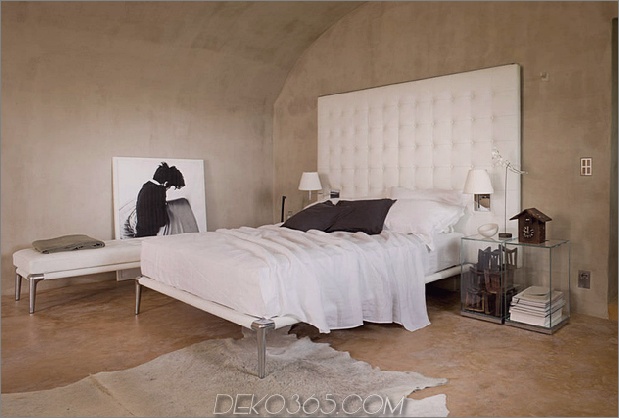 modern-bedroom-with-capitonne-headboard-cassina-volage-1.jpg