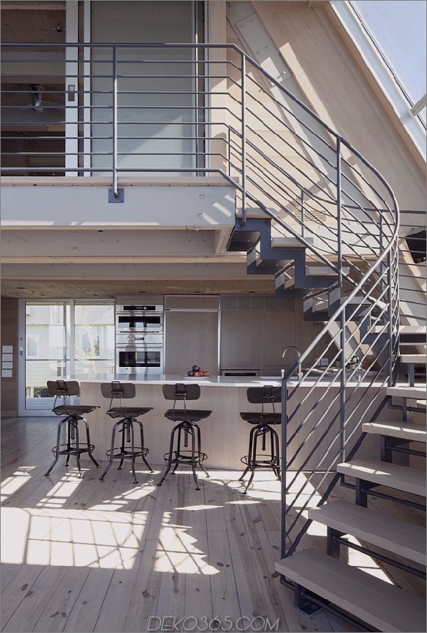 direkt am strand-a-frame-mit-weite-open-interior-17-kitchen-stairs.jpg