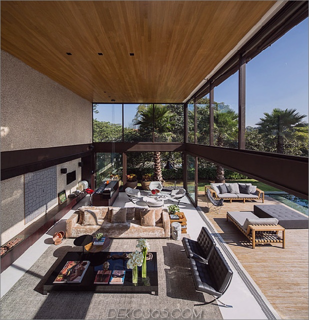 brasilienhaus bringt innenwand mit glaswanddesign hervor 1 thumb 630x651 28509 Alfresco Home mit zwei decks und holzdeckeninterieur