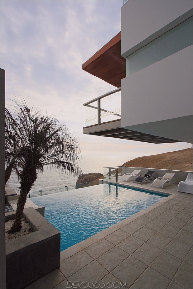 alvarez-beach-house-peru-visual-masterpiece-13-pool.jpg
