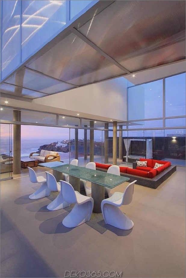 atemberaubend-ultramodern-strandhaus mit glas-wänden-11-esszimmer.jpg