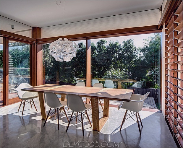 australian-home-with-spotted-gum-wood-details-pool-6-dining.jpg