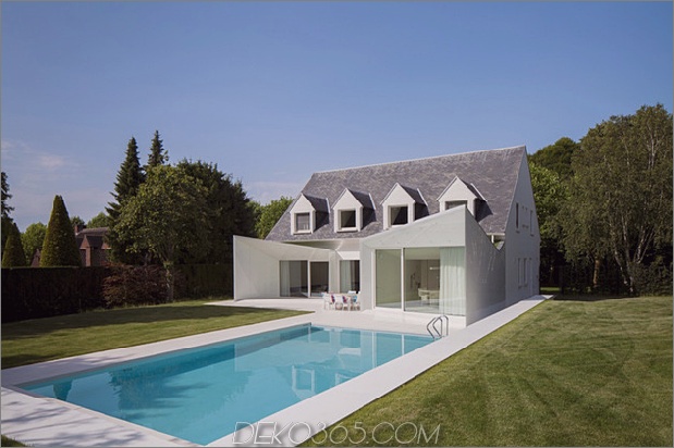 Schwarz-Weiß-Belgien-Haus mit modernen skulpturalen Ergänzungen 2 thumb 630x419 17758 Schwarz-Weiß-Belgien-Haus mit modernen skulpturalen Ergänzungen
