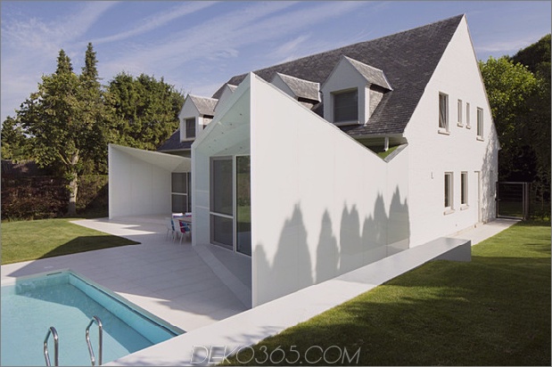 Schwarz-Weiß-Belgien-Haus-mit-modern-skulpturalen Ergänzungen 4.jpg