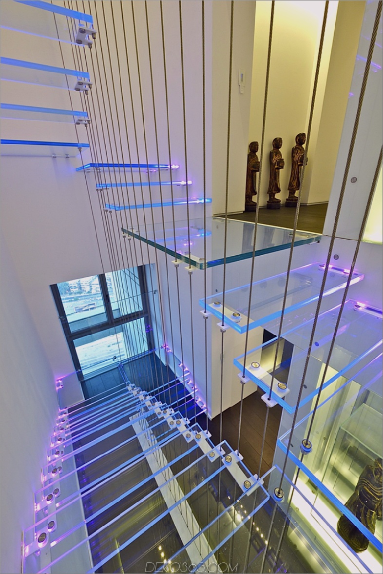 Neonlichter in einem Sky Penthouse-Treppenhaus