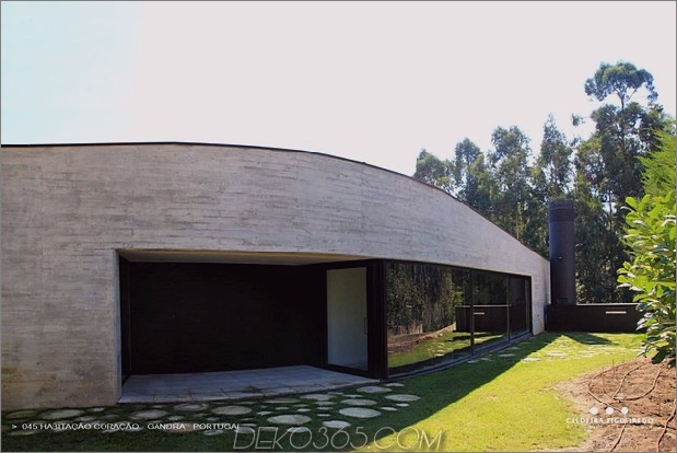 zwei-flügel-portugiesisch-haus-mit-beton-look-holz-exterior-3-window-wall.jpg