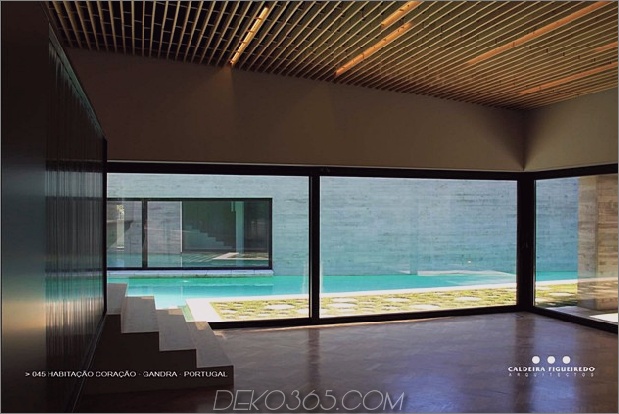 zwei-flügel-portugiesisch-haus-mit-beton-look-holz-exterior-11-dark-entry-room.jpg