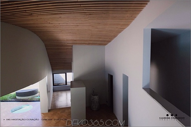zwei-flügel-portugiesisch-haus-mit-beton-look-holz-exterior-13-tall-ceiling.jpg