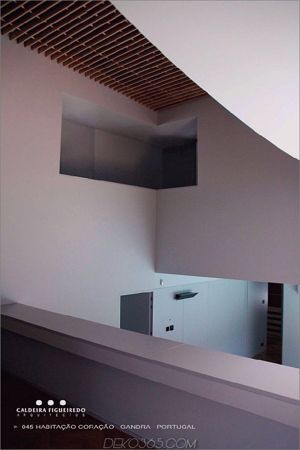 zwei-flügel-portugiesisch-haus-mit-beton-look-holz-exterior-14-einbau-display.jpg