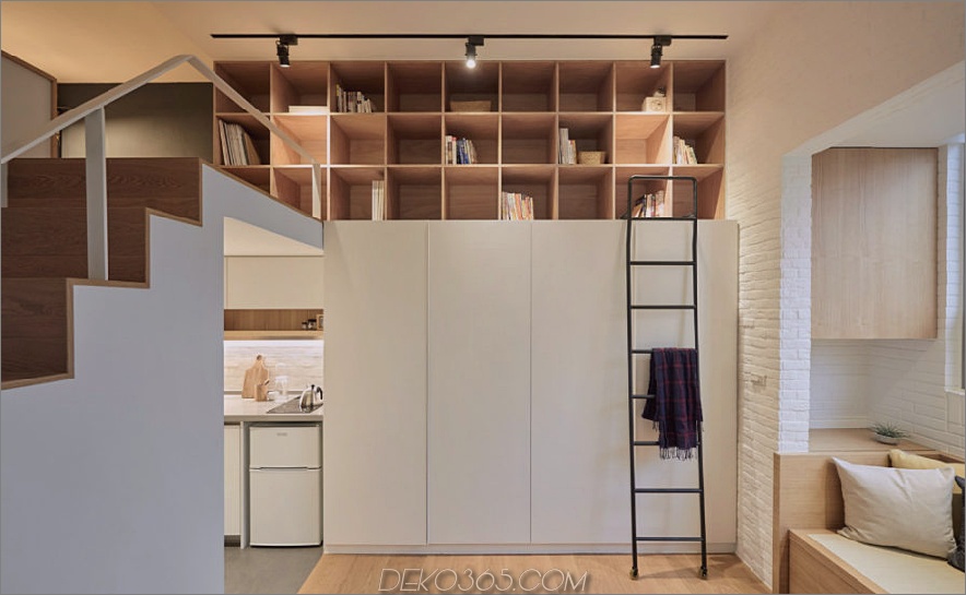 Der Wandspeicher umfasst einen Kleiderschrank und ein eingebautes Regal für Bücher und Ausstellungsobjekte. 900x554 Brilliant Tiny Apartment in Taiwan von A Little Design