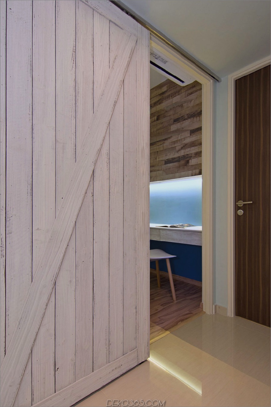 Scheunentüren in einem Strandhaus in Singapur