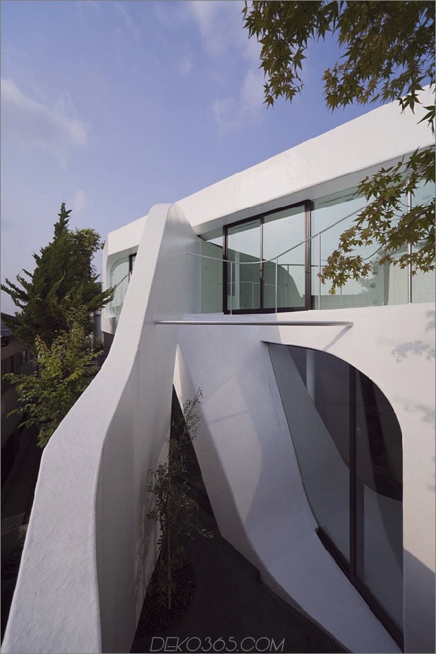 futuristisch-gekrümmtes-wandhaus integriert-nature-and-architecture-3.jpg