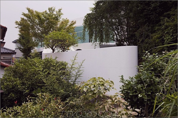 futuristisch-gekrümmtes-wandhaus integriert-natur-und-architektur-8.jpg
