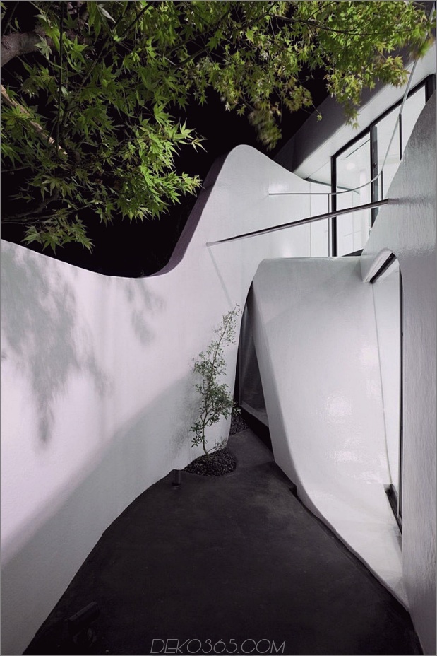 futuristisch-gekrümmtes-wandhaus integriert-natur-und-architektur-11.jpg