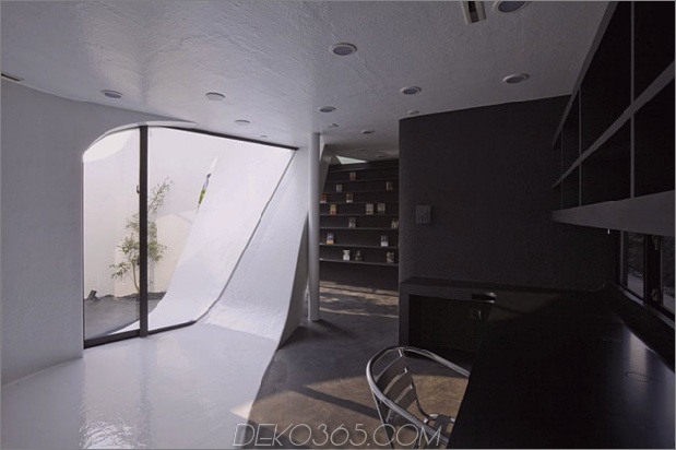 futuristisch-gekrümmtes-wandhaus integriert natur-und-architektur-12.jpg