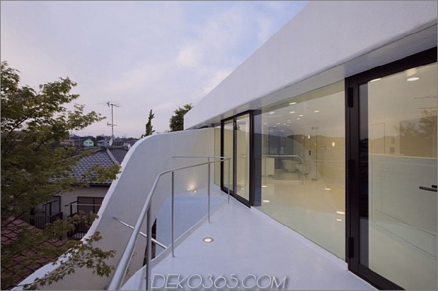 futuristisch-gekrümmtes-wandhaus integriert natur-und-architektur-16.jpg