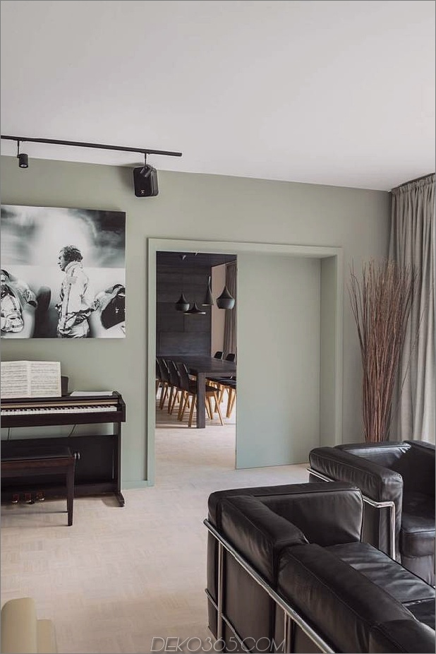 chic-textured-interiors-mit-unique-materials-von-karhard-architektur-3-piano-living-room.jpg