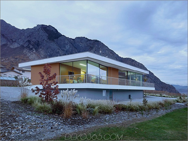 beton-homesurrounded-vineyard-shades-brown-6-landscape.jpg