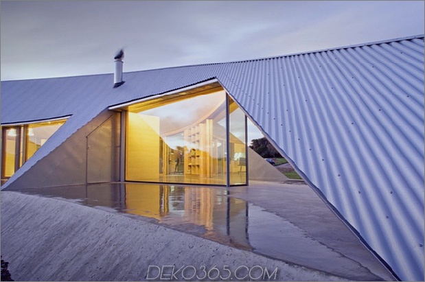 halbmondförmiges Croft-House-mit-gekrümmten Dach-und-Fenster-6.jpg