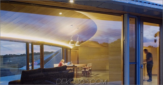 Halbmondförmiges Croft-House-mit-gekrümmten Dach-und-Fenster-7.jpg