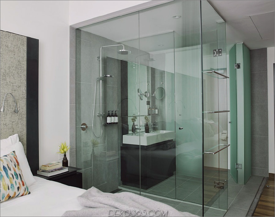 Zimmer mit einem verglasten Badezimmer