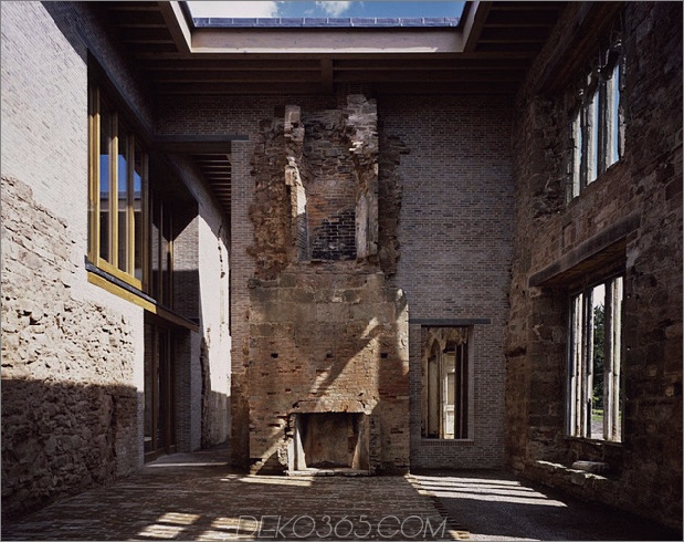 Englisch-Schloss bewahrt-historische-Architektur-und-beinhaltet-modern-design-5.jpg