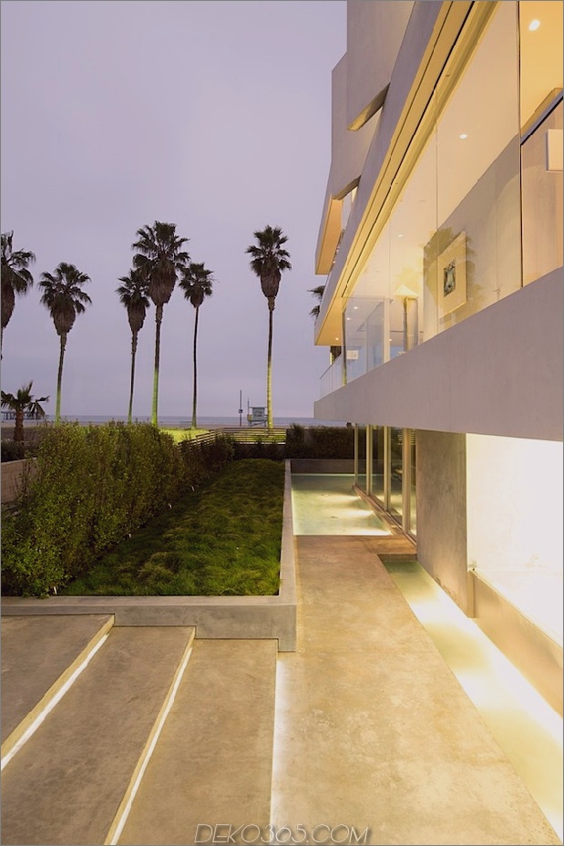 local-artists-multipurpose-california-beach-home-step-lighting.jpg