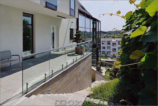 Glasaufzug-ere-Ebenen-Hanghaus-25-side-terrace.jpg