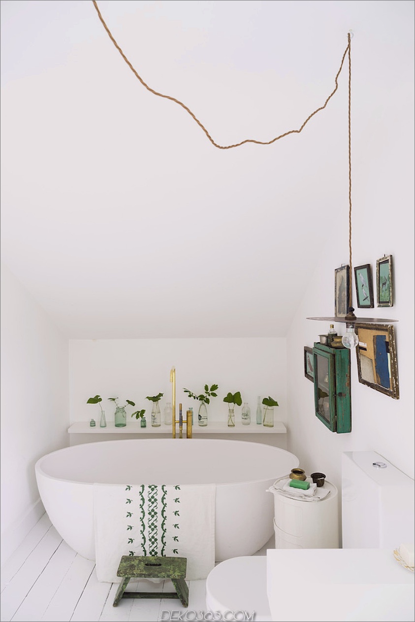Kleines weißes Badezimmer mit grünen Akzenten