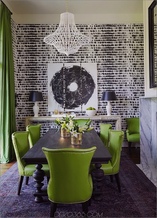 5-dramatischer speisesaal-mit-grünen-stühlen-und-weiß-kronleuchter.jpg
