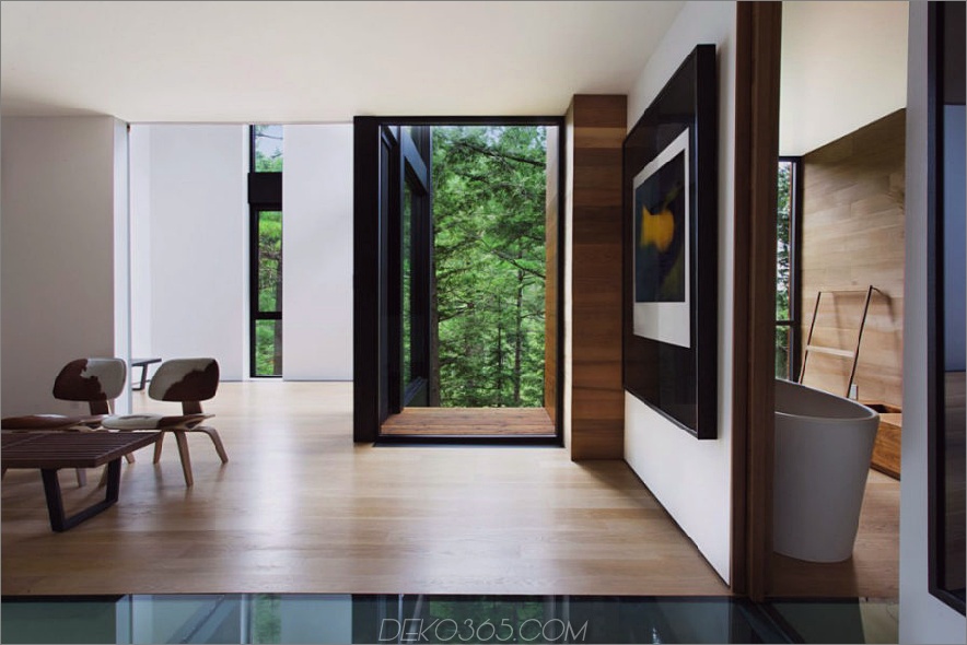 Das mit Holz verkleidete Interieur ist mit modernistischen Möbeln eingerichtet