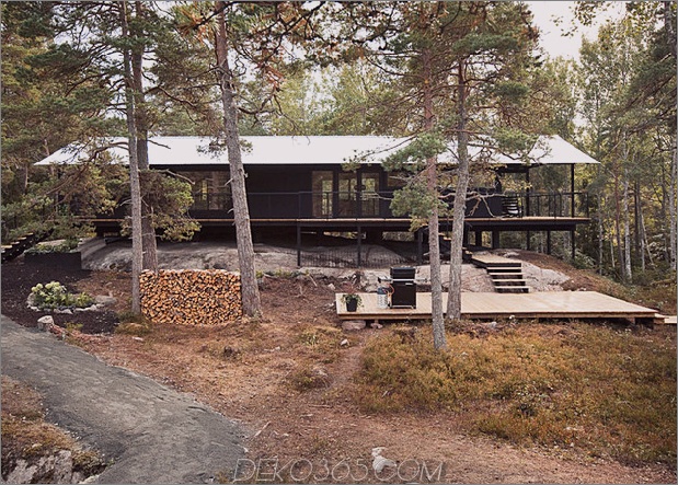 einstöckiges Sommerhaus-Aussichts-Wald-Schlucht-Schweden-3-Garten-Deck.jpg
