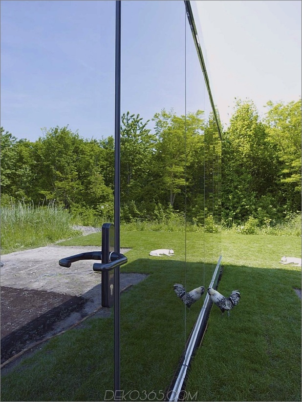 experimentelles Spiegelhaus-mit-linearem Layout-und-minimalistisch-ästhetisch-3.jpg