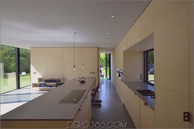 experimentelles Spiegelhaus mit linearem Layout und minimalistischer Ästhetik 5.jpg