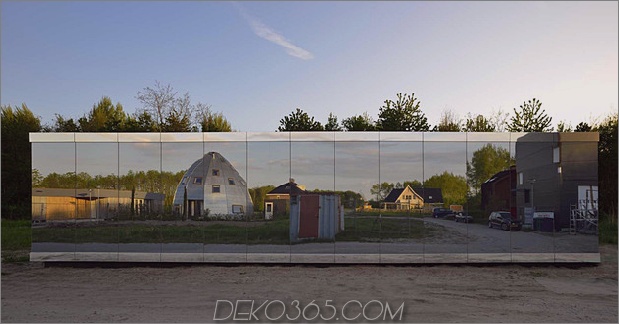 experimentelles Spiegelhaus-mit-linearem Layout und minimalistischer Ästhetik-7.jpg
