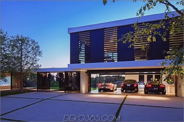 extravagant-zeitgenössisch-beverly-hills-villa mit kreativ-luxuriösen-details-5-garage.jpg