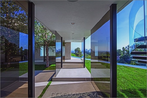 extravagant-zeitgenössisch-beverly-hills-villa mit kreativ-luxuriösen-details-7-glass-walkway.jpg
