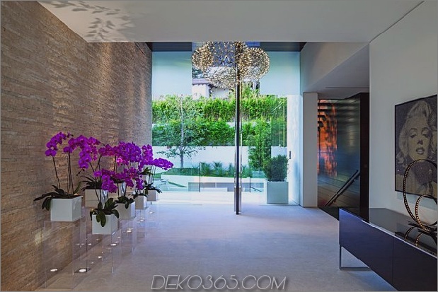 extravagant-zeitgenössisch-beverly-hills-villa-with-creative-luxury-details-10-foyer.jpg