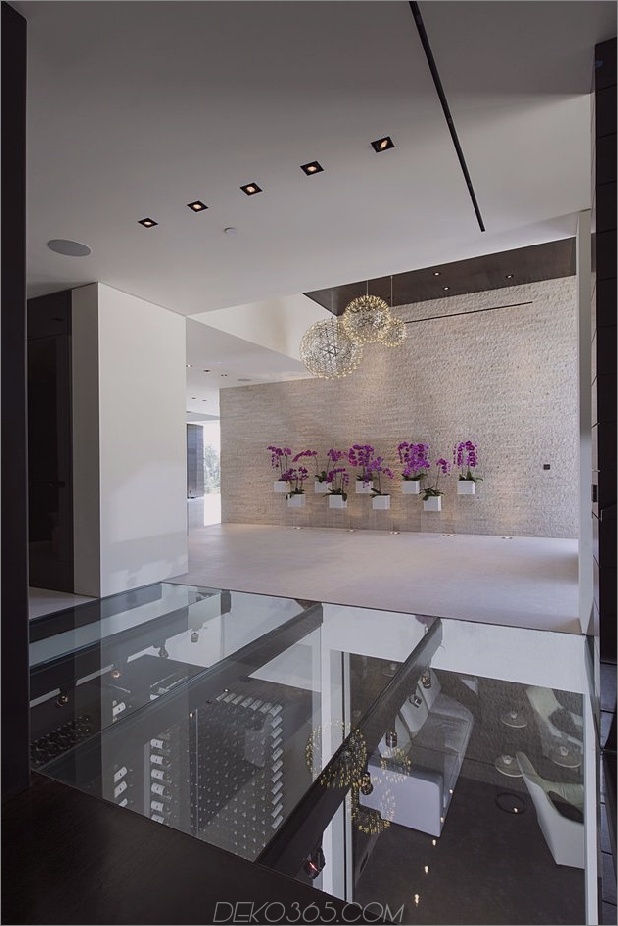 extravagant-zeitgenössisch-beverly-hills-villa-mit-kreativ-luxuriösen-details-11-glass-floor.jpg