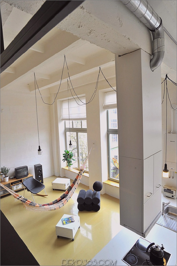 Fabrik-Loft-mit-integrierte-Hängematte-Mezzanine-5-Wohnzimmer-Küche-oben.jpg