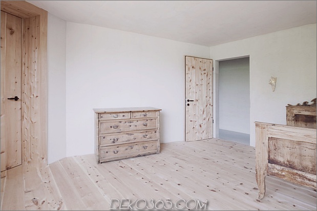 bergferienvilla-italien-gebaut-local-dolomite-wood-17-15-bedroom.jpg
