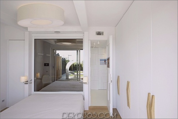 minimalistisches Haus am Meer mit strukturierten Innenwänden 10.jpg