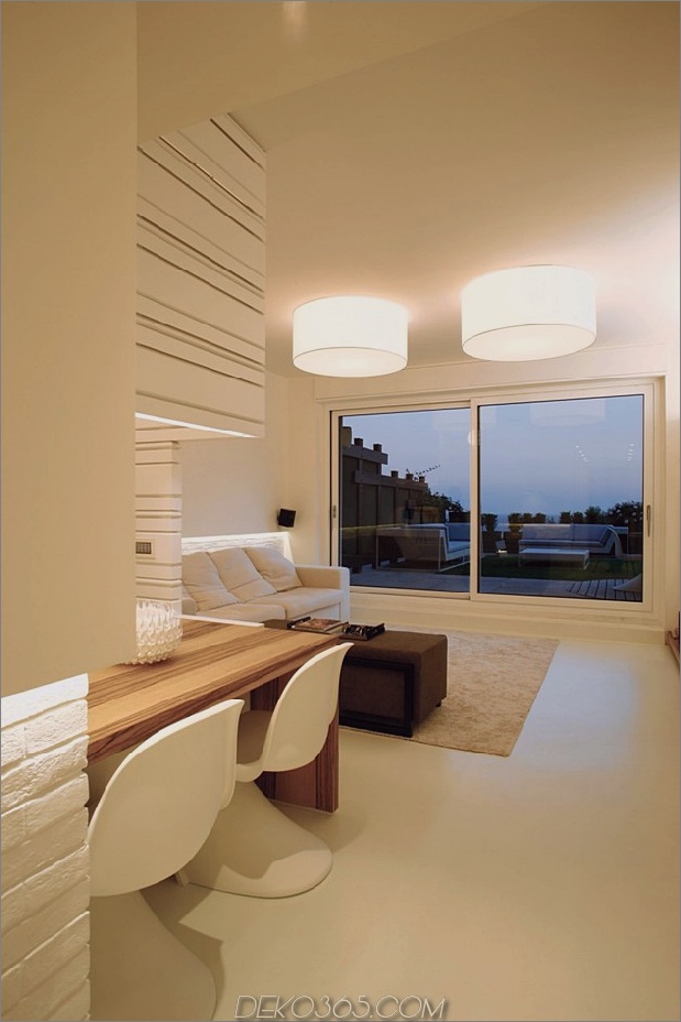 minimalistisches Haus am Meer mit strukturierten Innenwänden 17.jpg