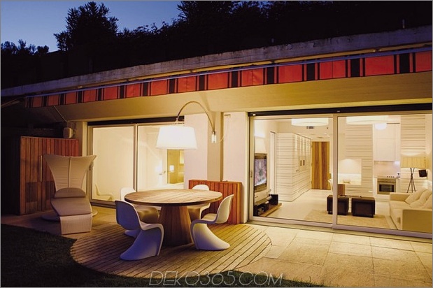 minimalistisches Haus am Meer mit strukturierten Innenwänden 19.jpg