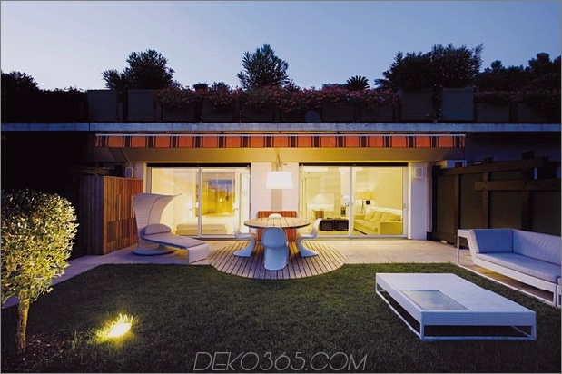 minimalistisches Haus am Meer mit strukturierten Innenwänden-20.jpg